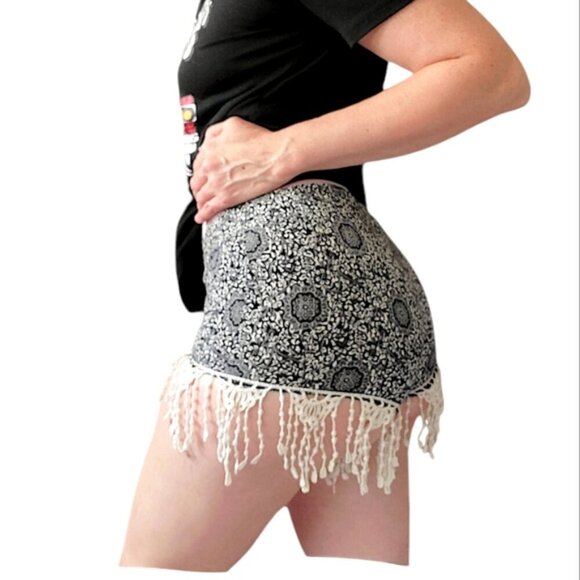 BREEZE EVER- Black/White Paisley Boho Resortwear Shorts Macrame Trim- S - Picture 8 of 11
